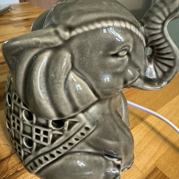 Gray Ceramic Elephant Figurine Night Light Small Bedroom Accent Lamp Zoo Bedroom - Picture 4 of 12